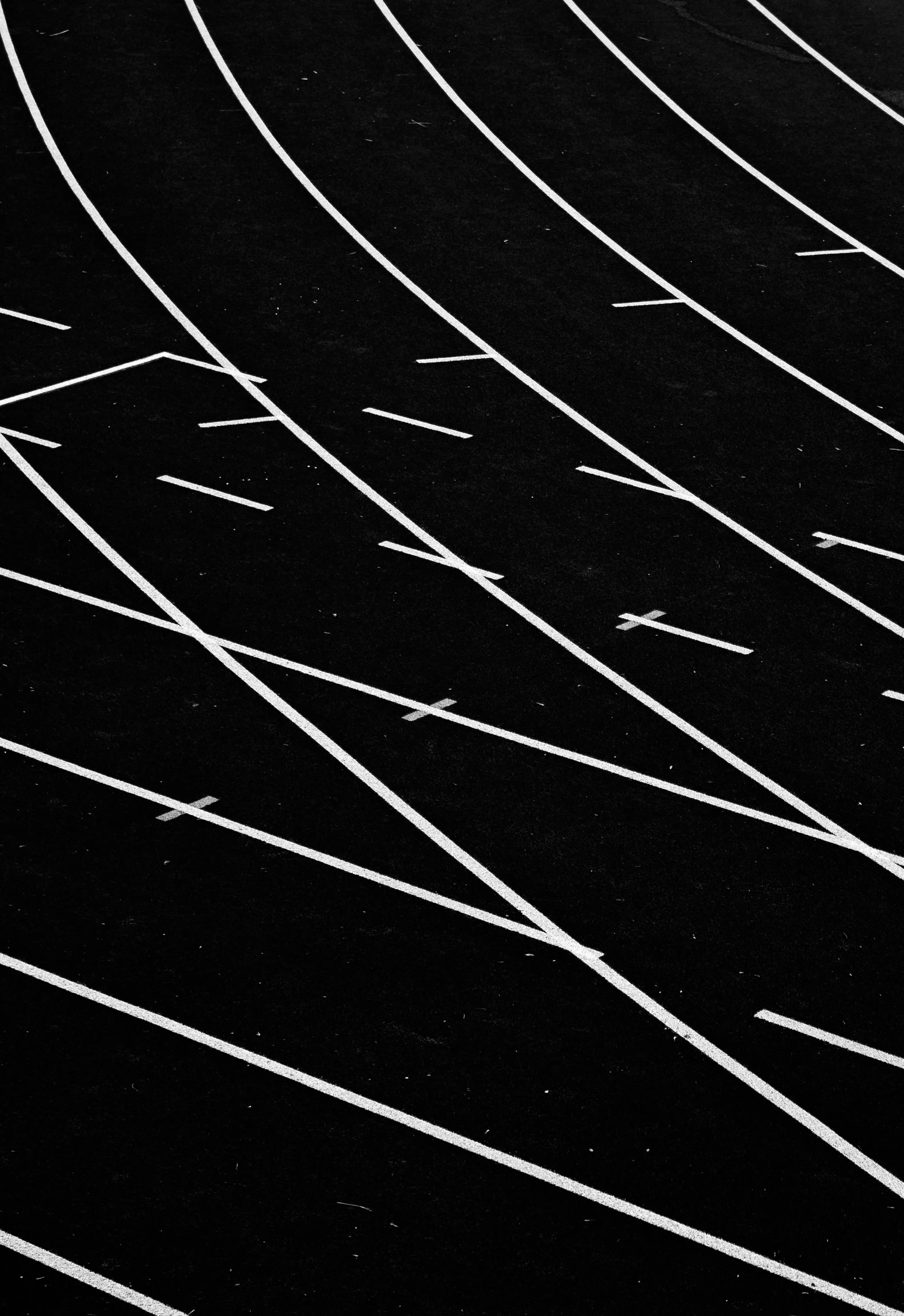 Silhouette d'athlète en pleine course sur fond noir traversé de lignes dorées, évoquant le mouvement et la performance